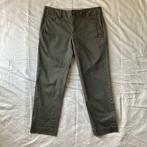 Banana Republic stretch petite green khaki pant with 5 pockets and belt loops